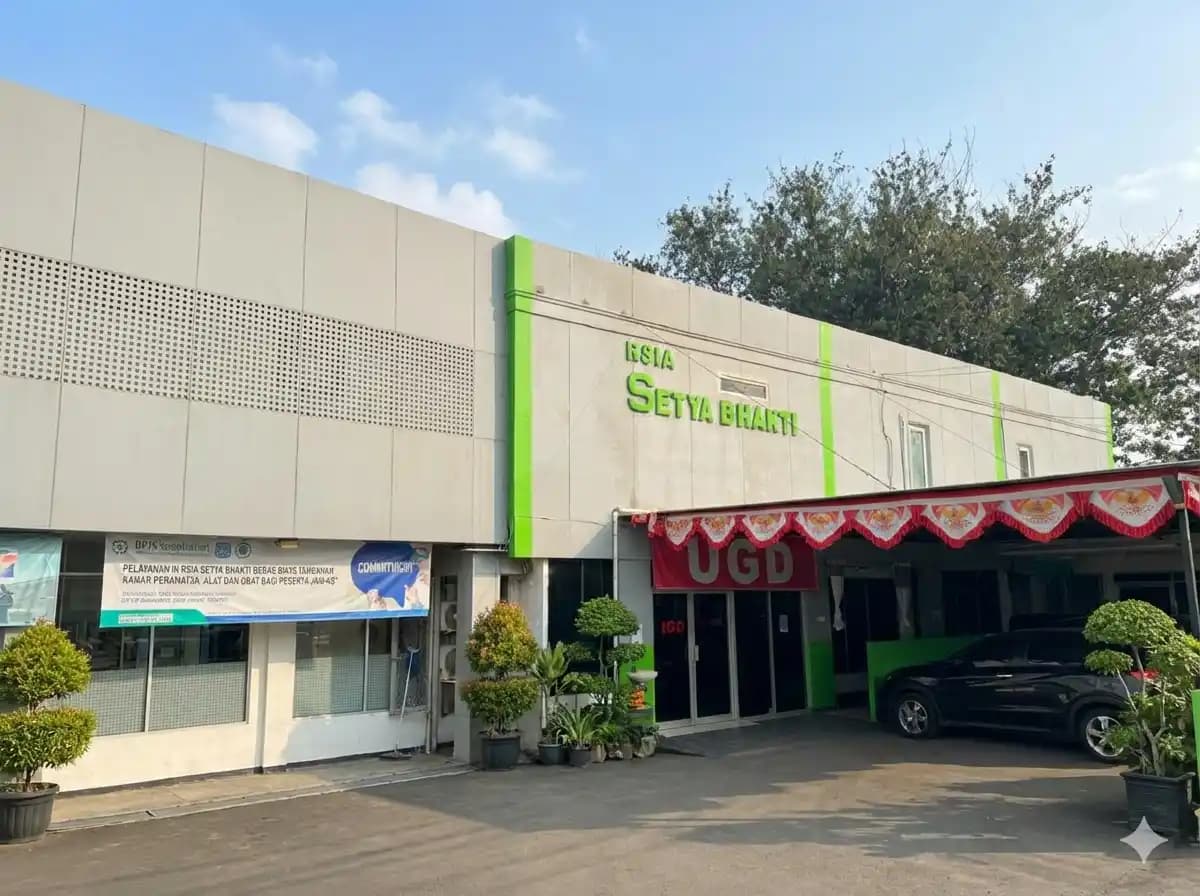 Banner Rumah Sakit Setya Bhakti dengan fokus layanan keluarga, ibu, dan anak